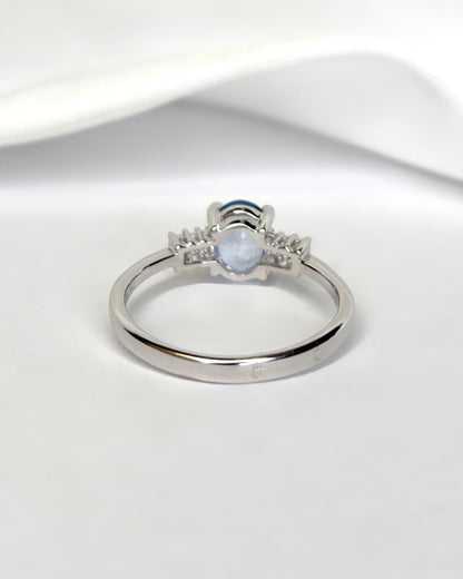Bague trilogie saphir bleu cornflower et diamants "Prisca" - Elliade Paris