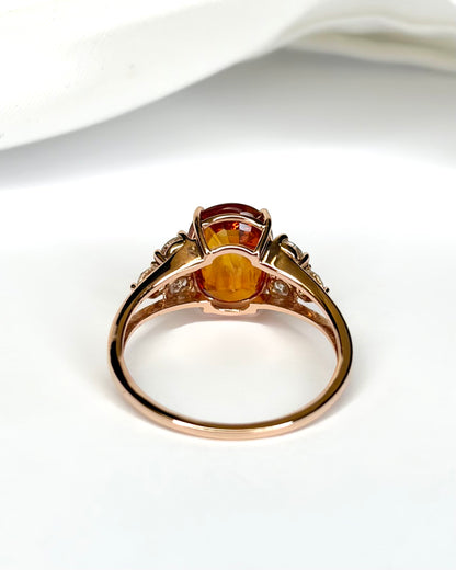 Anillo Trilogía Zafiro Mandarina 3.30 quilates y Diamantes 0.48 quilates "Maëlie"