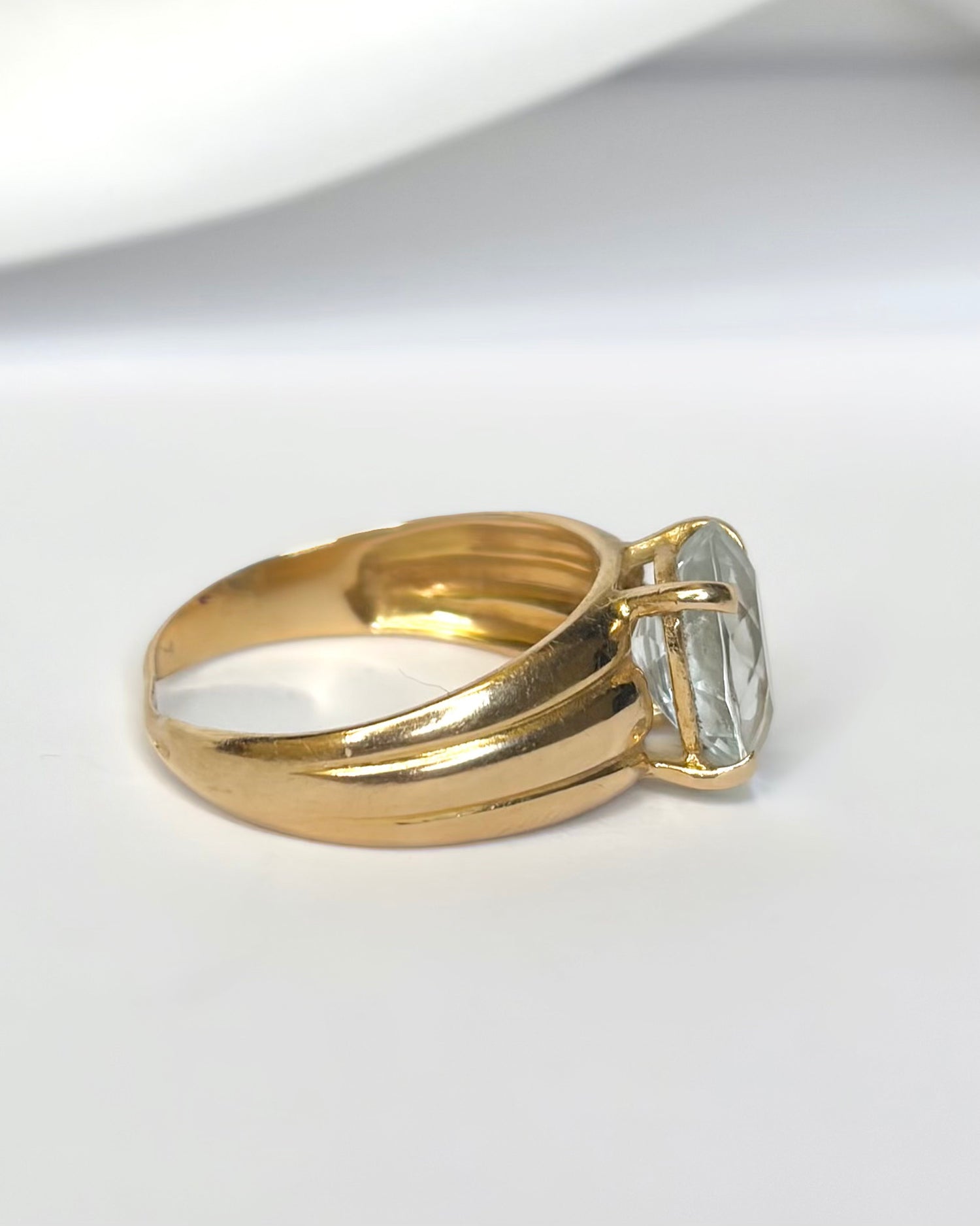Anillo Solitario de Aro con Aguamarina 1.50 quilates "Oriana"