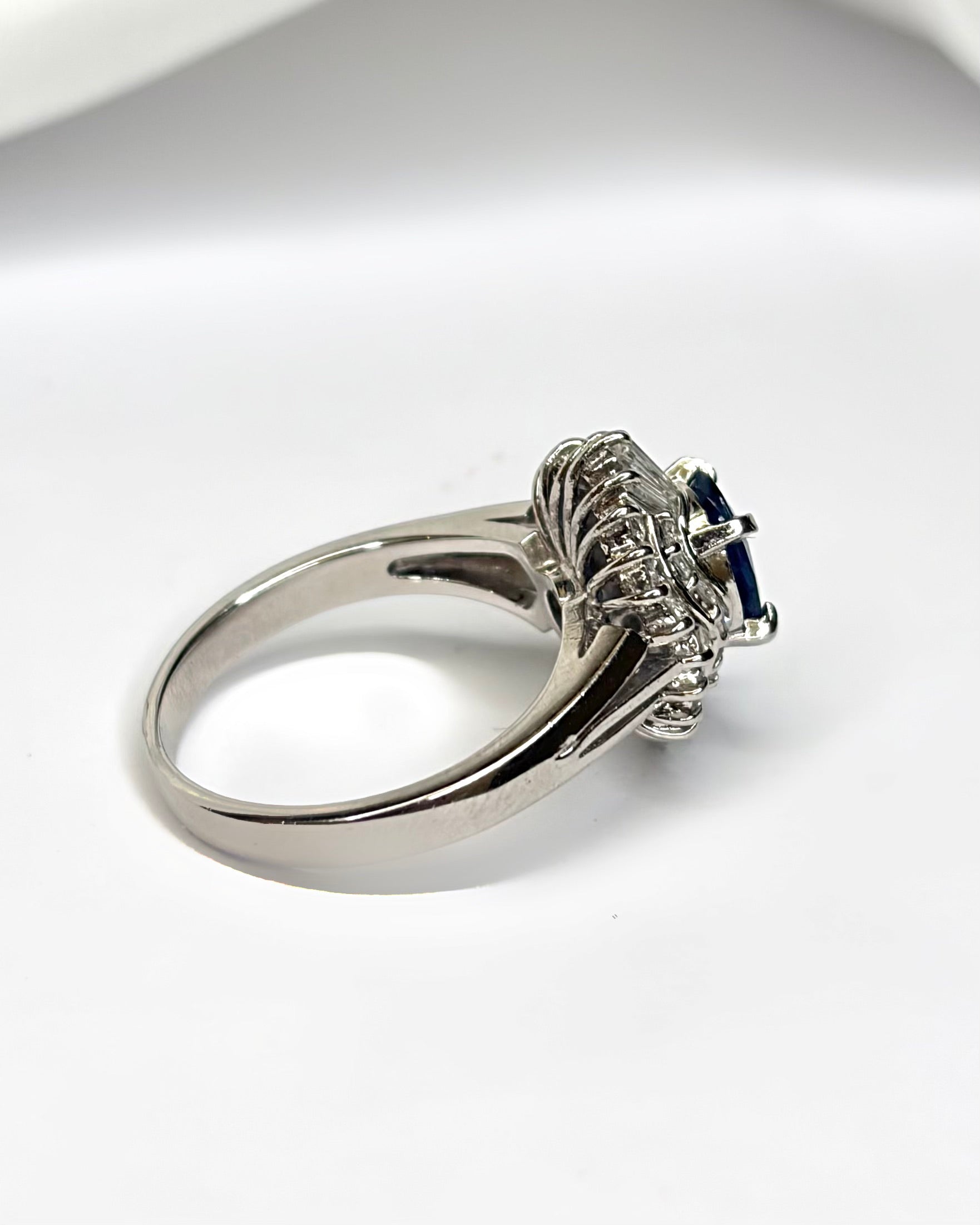 Bague Marguerite Saphir 0.85 carat &amp; Diamants 0.45 carat "Fanny"