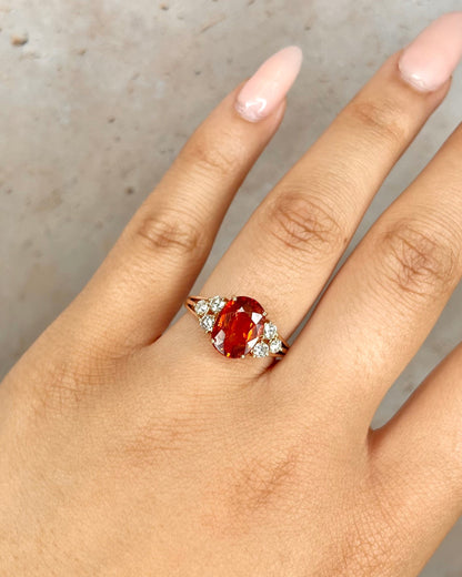 Anillo Trilogía Zafiro Mandarina 3.30 quilates y Diamantes 0.48 quilates "Maëlie"