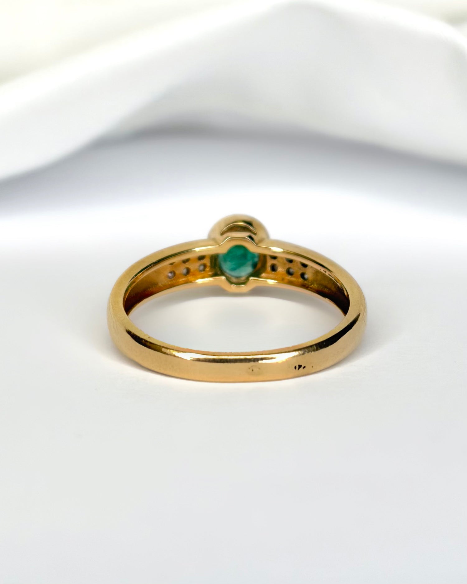 Bague Jonc Solitaire Émeraude 0.70 carat &amp; Diamants "Victoria" - Elliade Paris