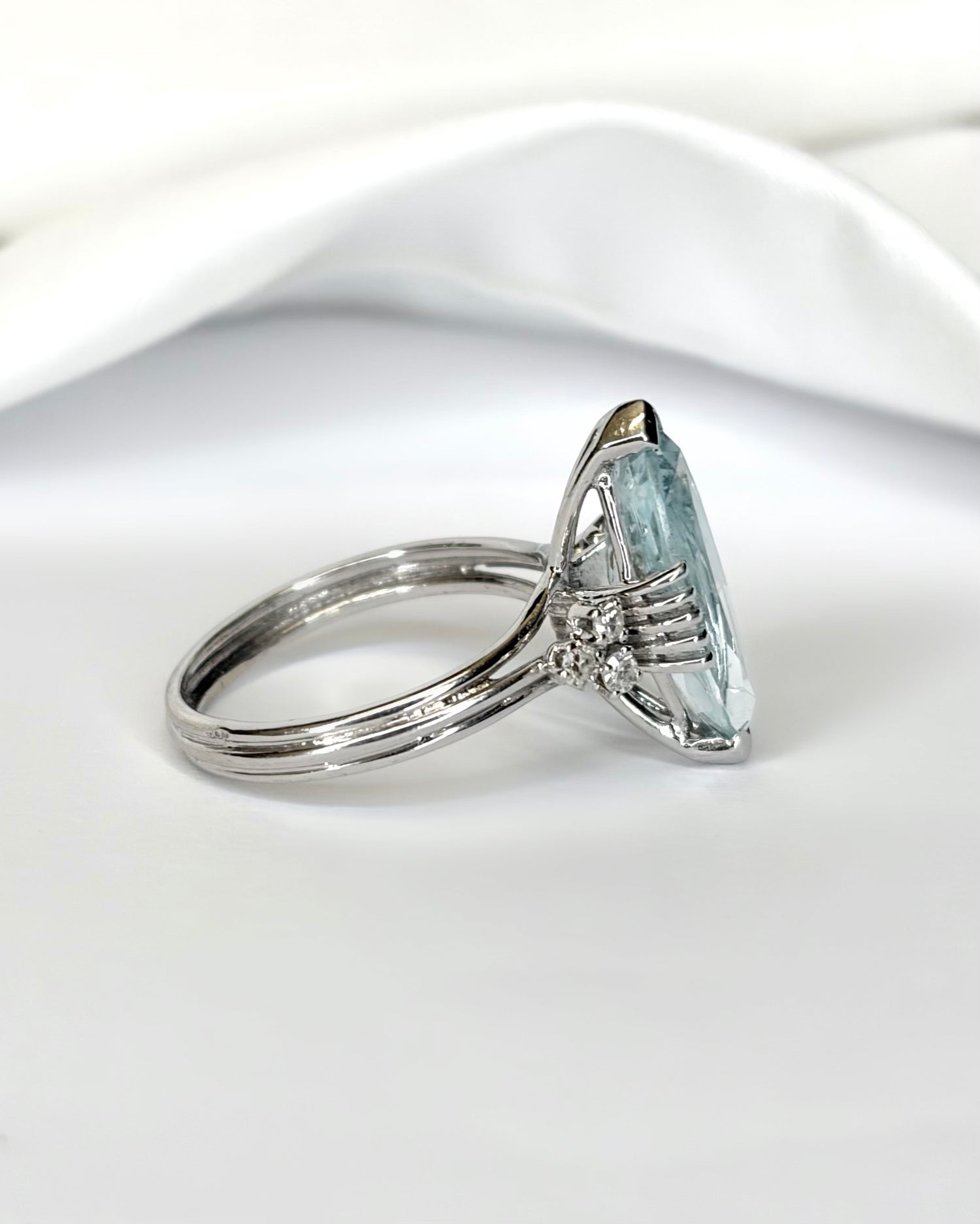Bague Marquise Aigue-Marine 3.40 carats, Diamants &amp; Or 4,61 g "Eden"
