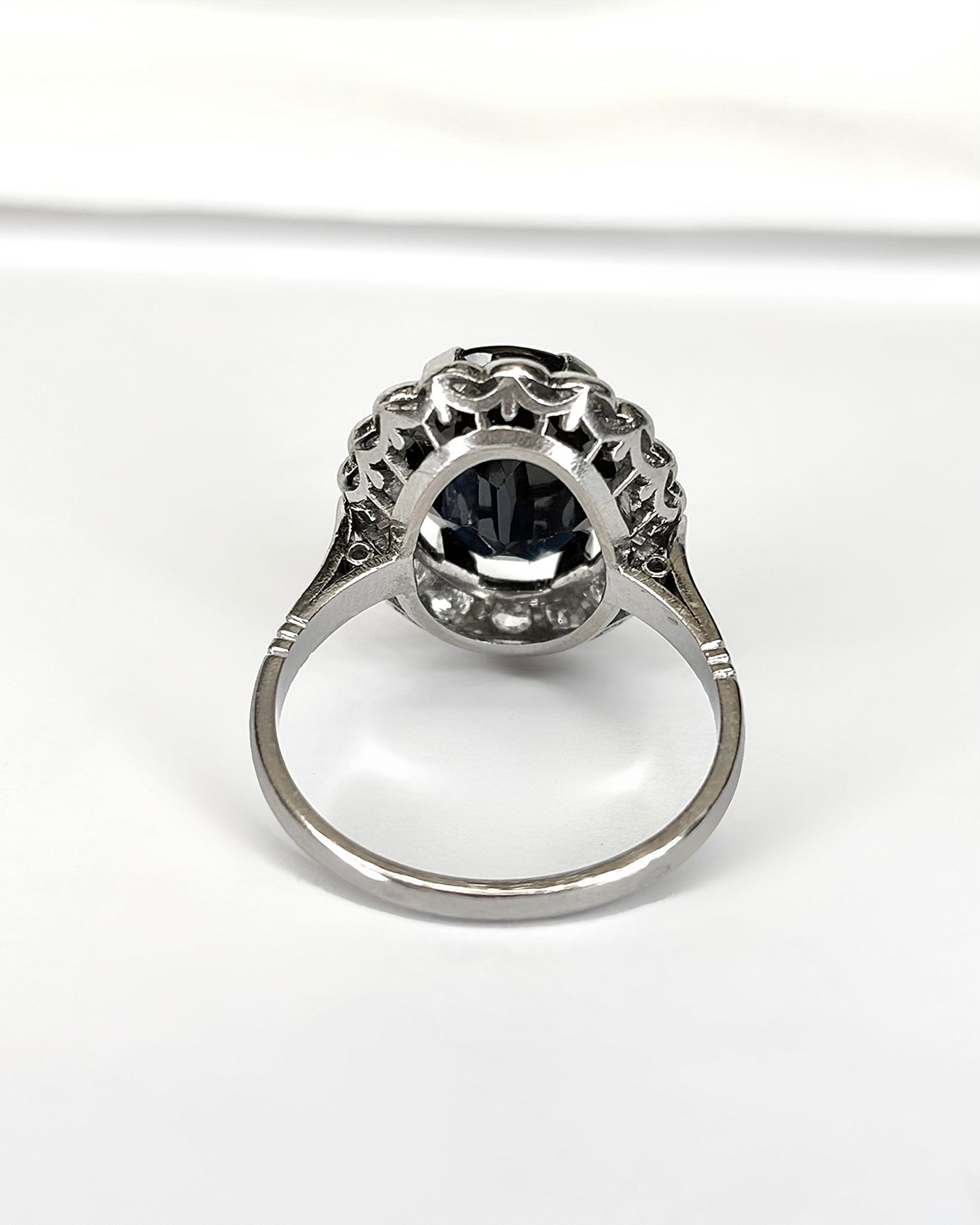 Marguerite Sapphire Ring 4.60 Carats, Diamonds 0.72 Carat &amp; Platinum 6.64g "Lynda"