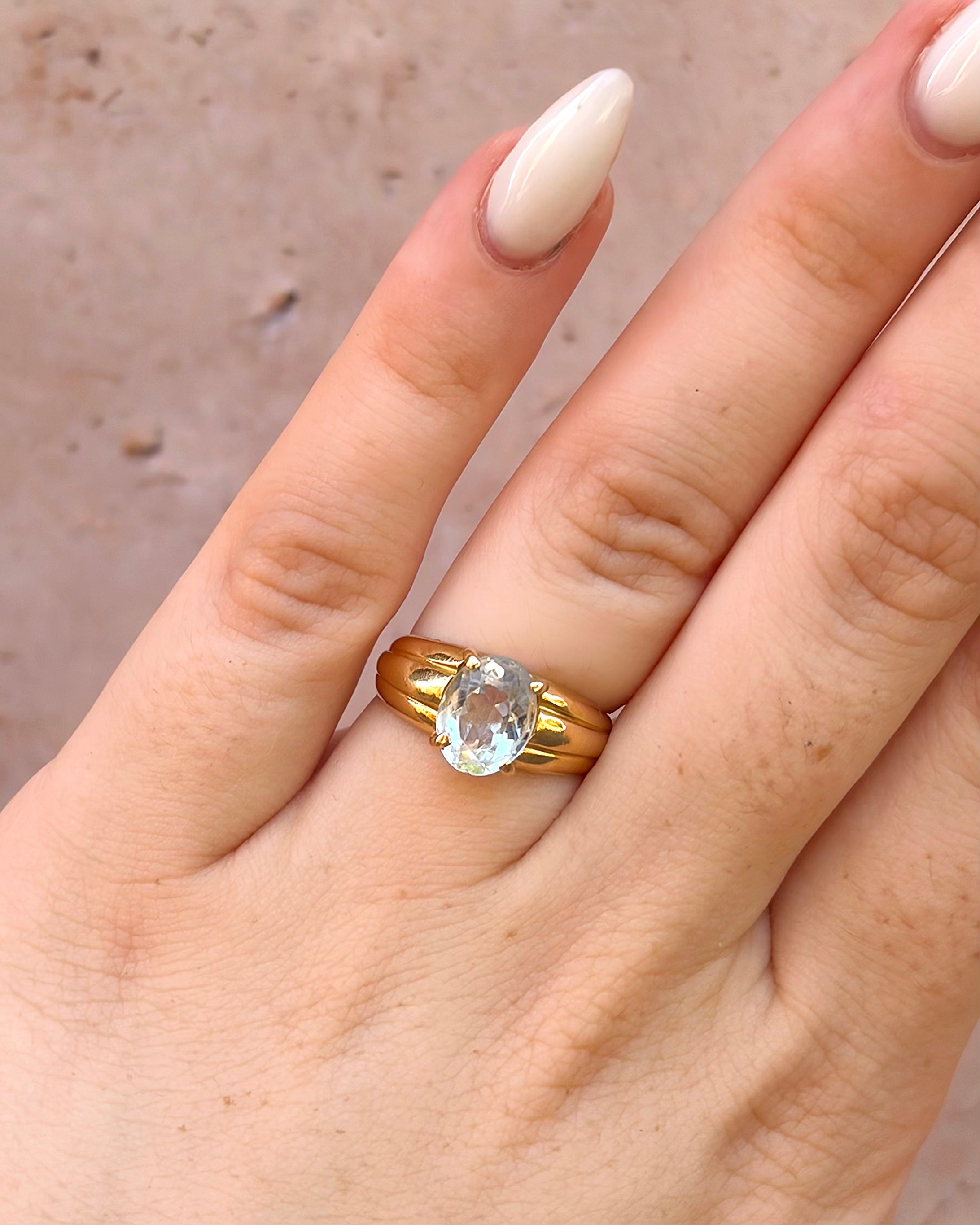 Anillo Solitario de Aro con Aguamarina 1.50 quilates "Oriana"