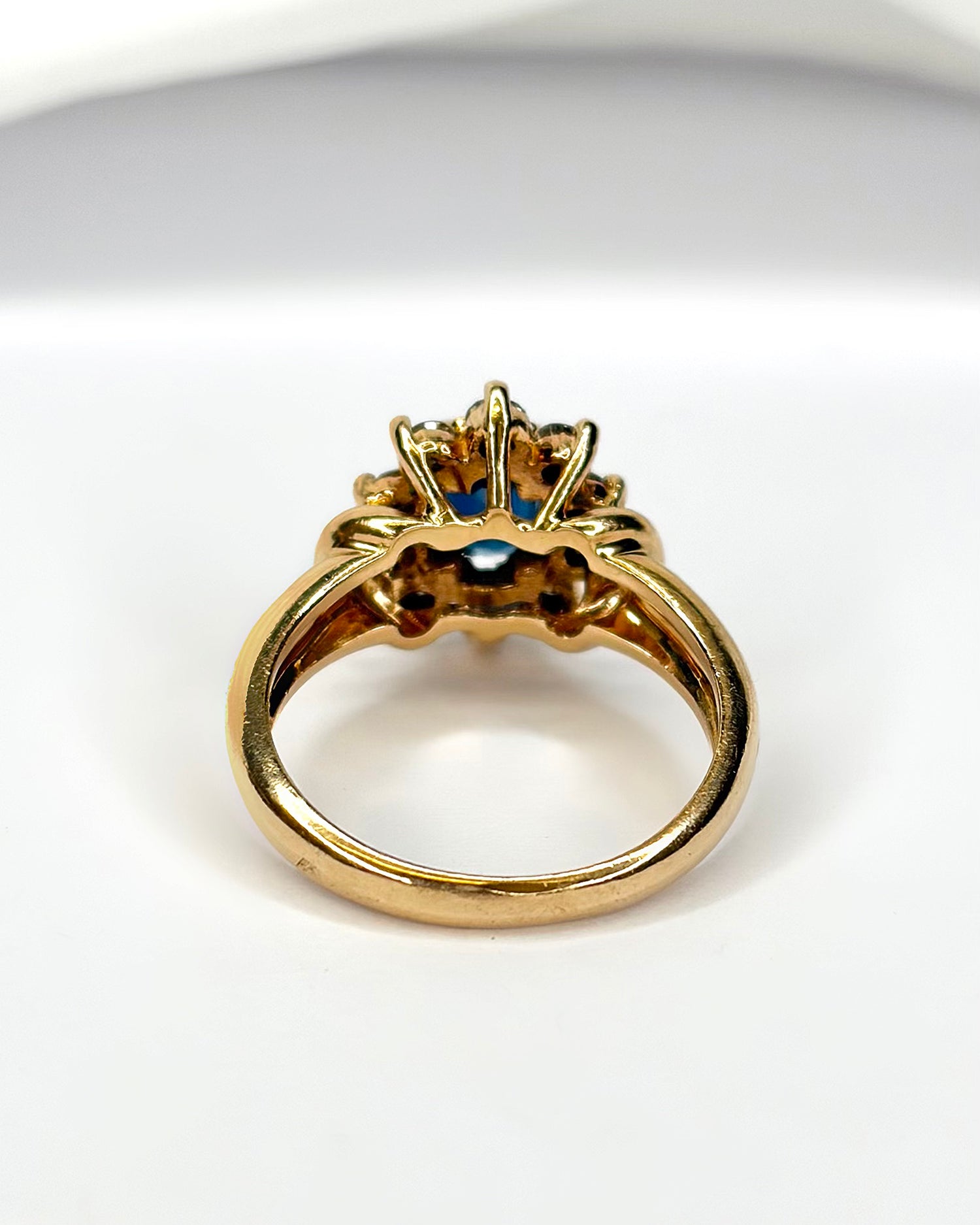 Bague Marguerite Saphir 0.72 carat, Diamants 0.20 carat &amp; 4.34g "Elena"