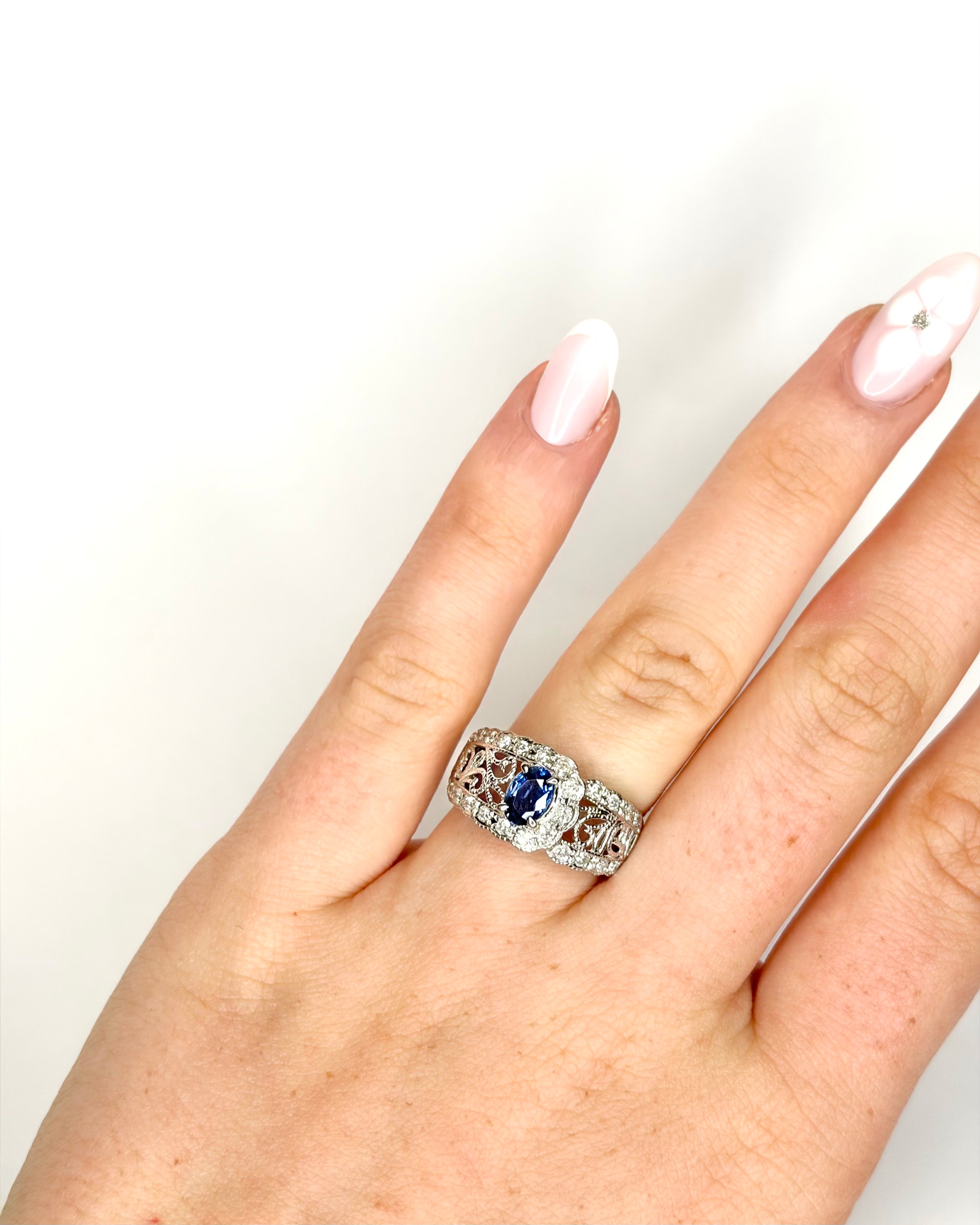 Anillo rígido con zafiro 0,70 quilates, diamantes 0,50 quilates y platino 7,55 g "Sabrina"