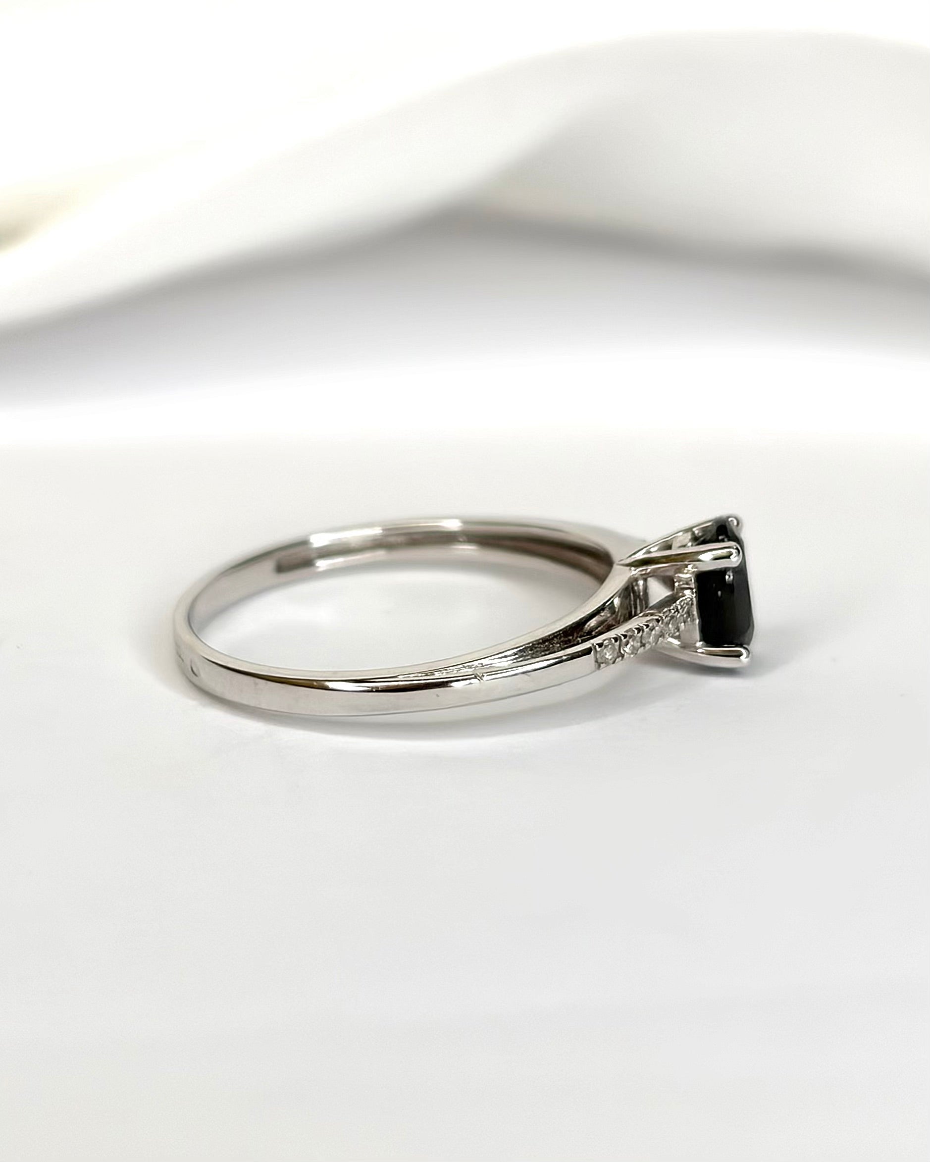 Bague Solitaire Saphir 0.65 carat &amp; Diamants "Oxa"