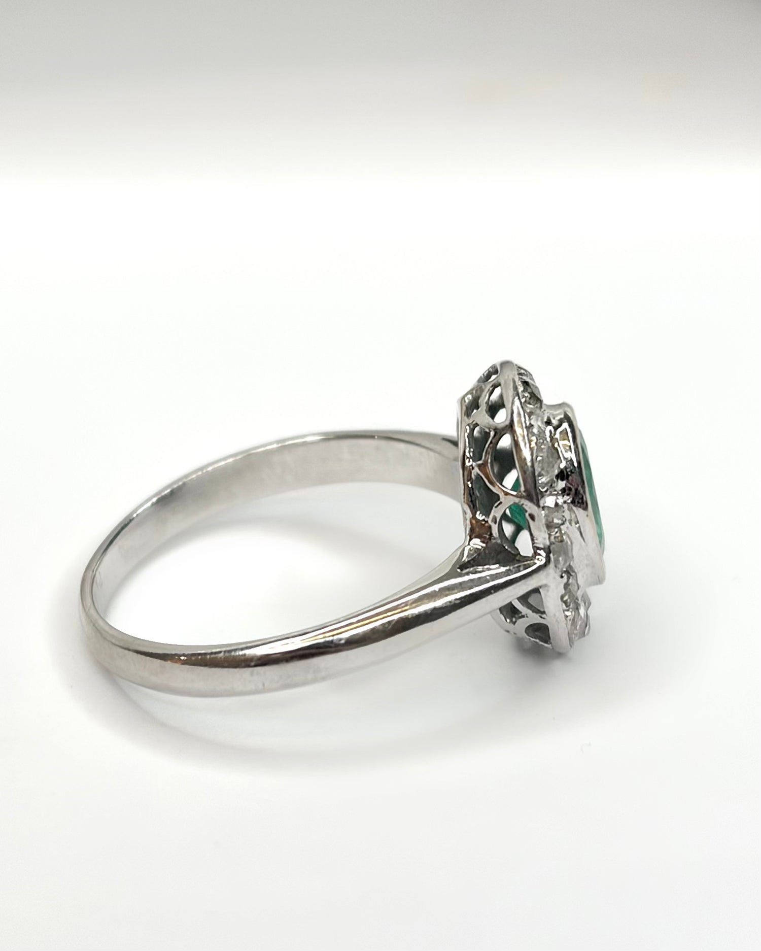 Art Deco Emerald 0.95 Carat &amp; Diamonds 0.20 Carat Ring "Linda"