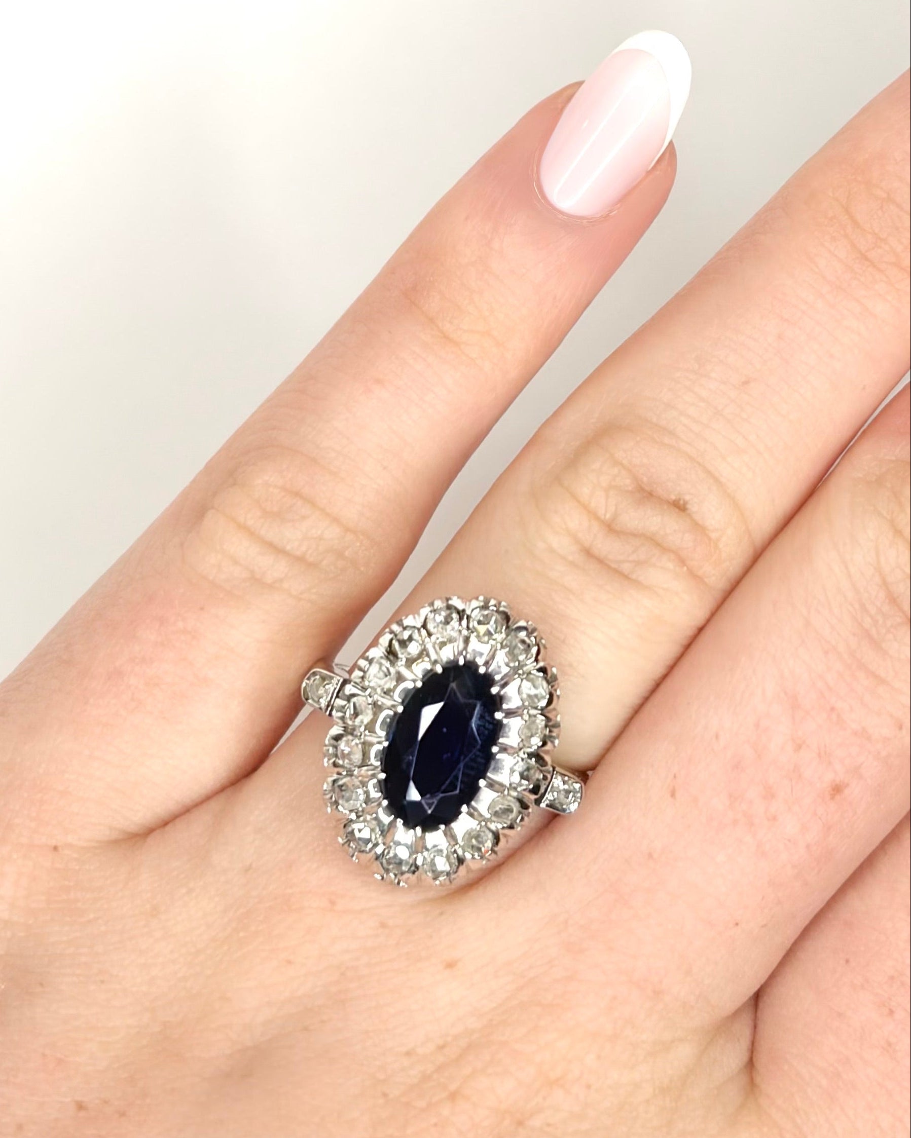 Anillo Marguerite Zafiro 2.05 quilates, Diamantes 0.21 quilates y Oro 6,55 g "Marnie"
