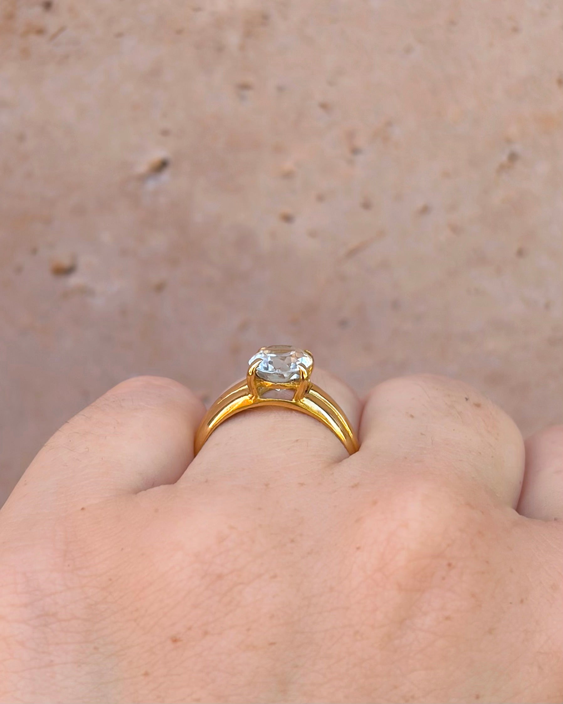 Anillo Solitario de Aro con Aguamarina 1.50 quilates "Oriana"