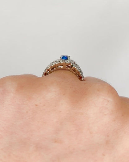Anillo rígido con zafiro 0,70 quilates, diamantes 0,50 quilates y platino 7,55 g "Sabrina"