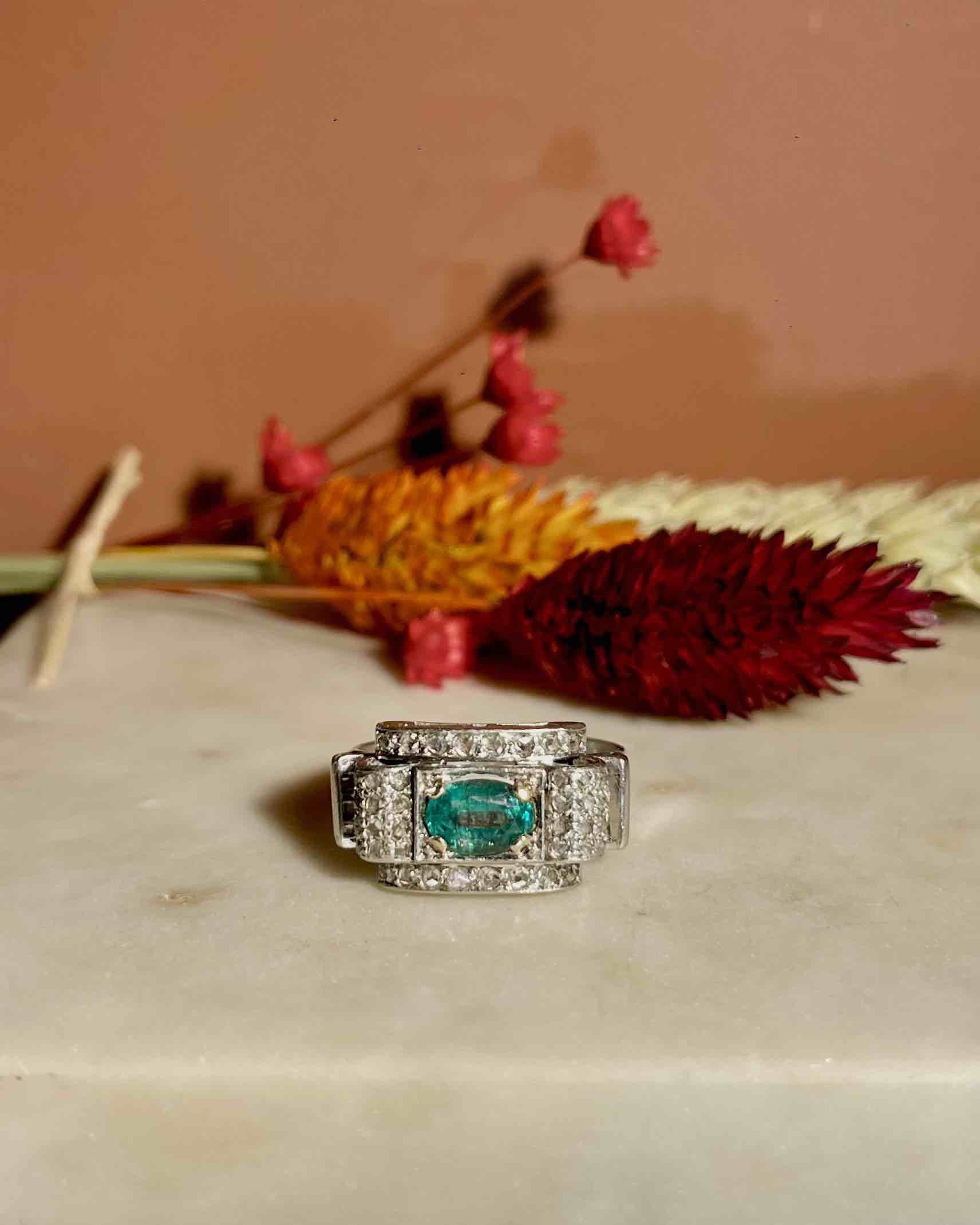 Anillo de tanque Art Déco "Evelyne" con esmeraldas y diamantes