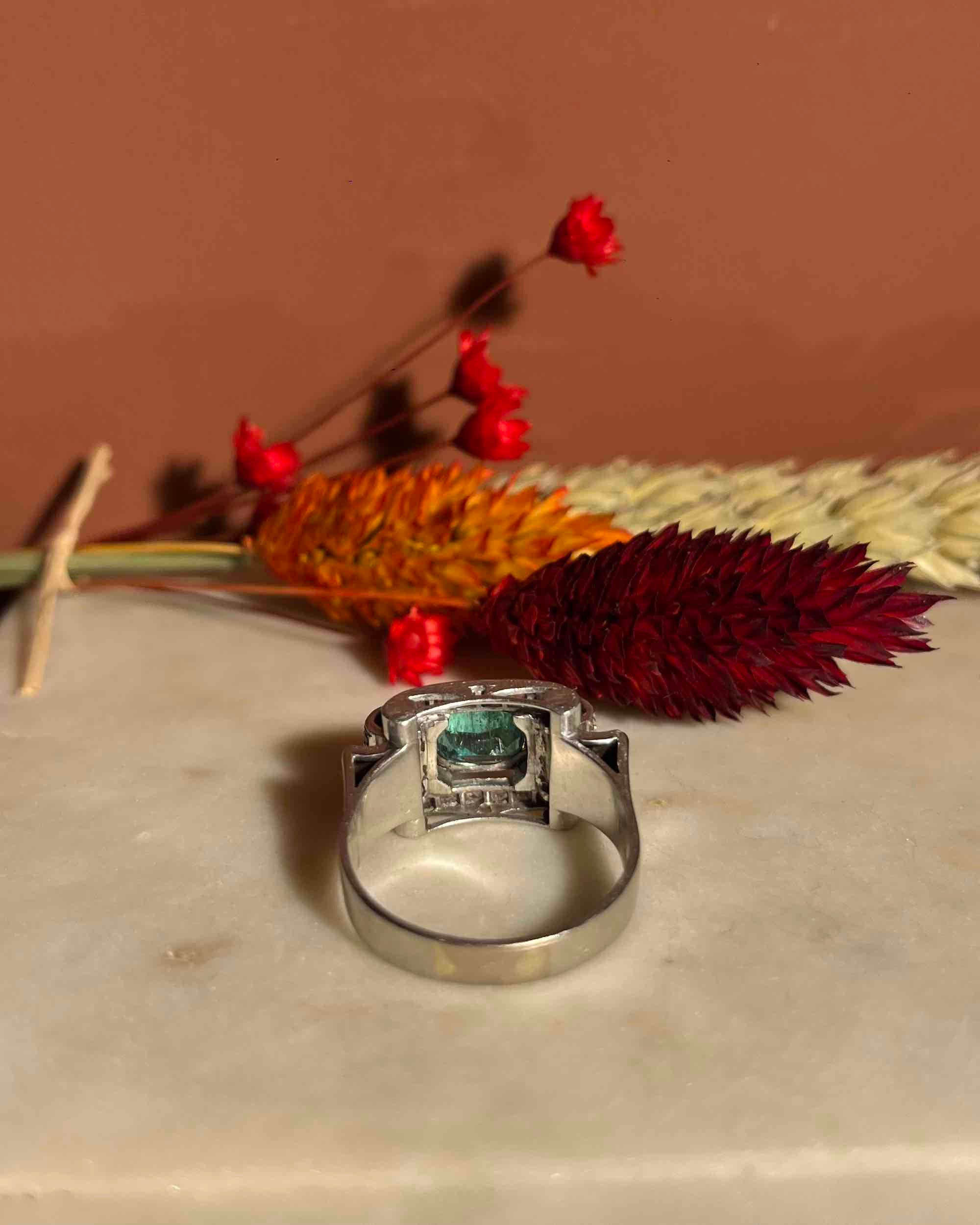 Anillo de tanque Art Déco "Evelyne" con esmeraldas y diamantes