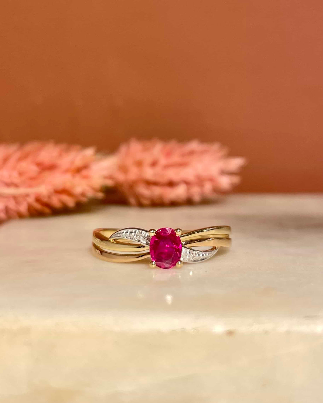 Anillo Tourbillon de Rubí y Diamantes &quot;Reece&quot; de 0,35 quilates