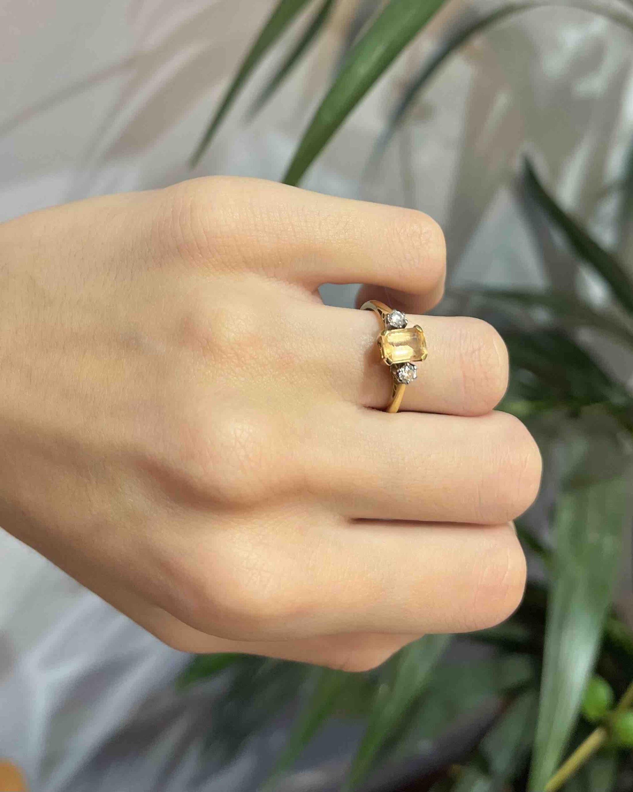 Anillo de trilogía de topacio imperial y diamantes "Selene"