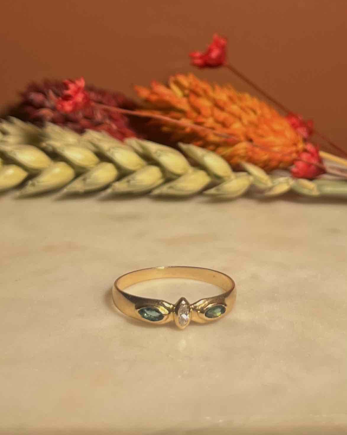 Anillo de trilogía de diamantes y esmeraldas "Polina"