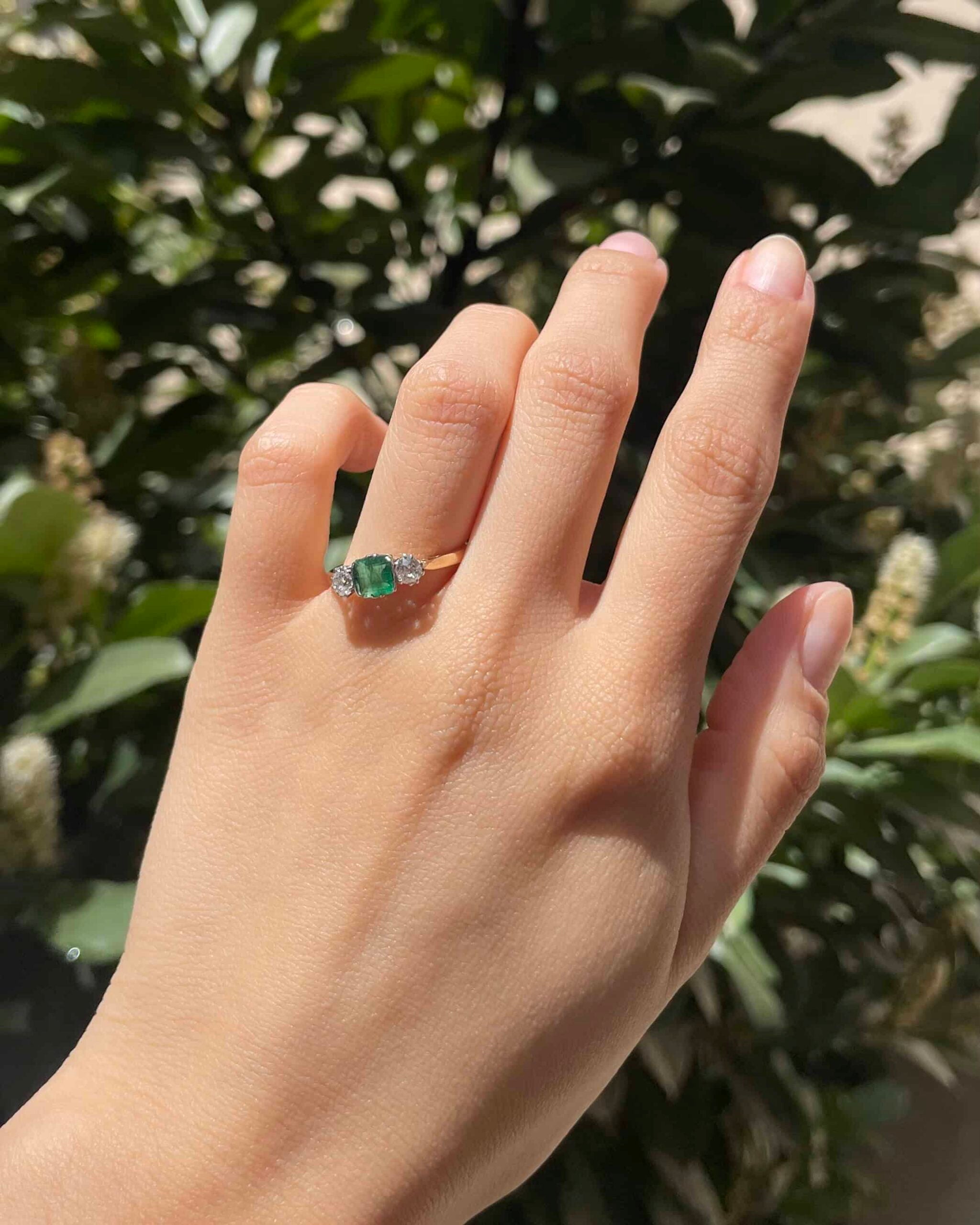 Anillo de trilogía de esmeraldas y diamantes "Safa"