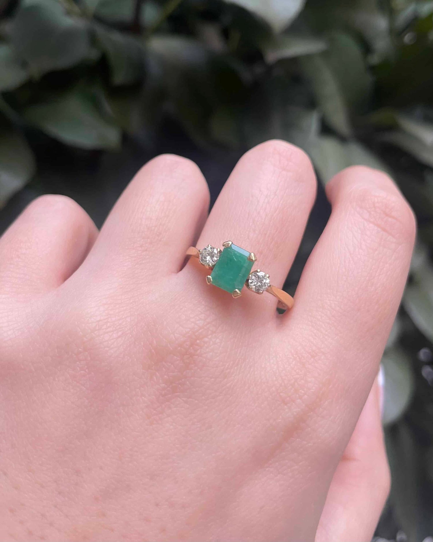 Bague Trilogie Émeraude 0.90 carat &amp; Diamants &quot;Anna&quot;