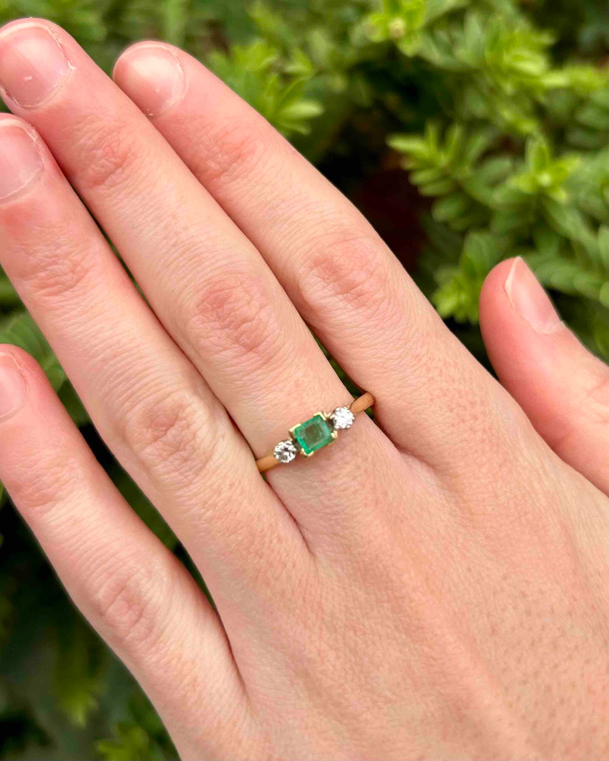 Anillo trilogía &quot;Adia&quot; de esmeraldas y diamantes