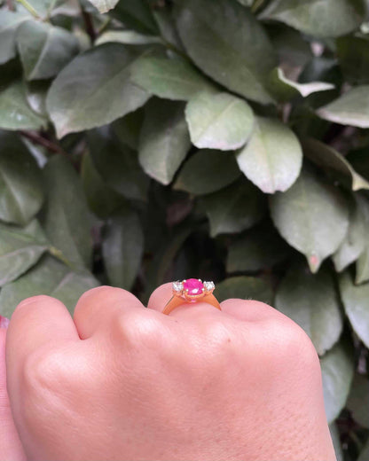 Anillo trilogía &quot;Alana&quot; de rubí y diamantes de 0,55 quilates