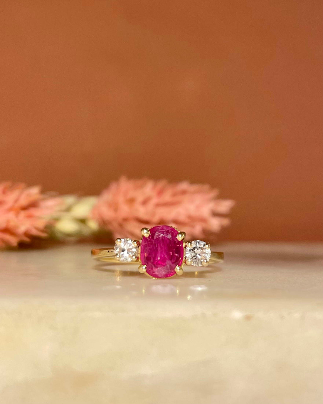 Anillo trilogía &quot;Alana&quot; de rubí y diamantes de 0,55 quilates