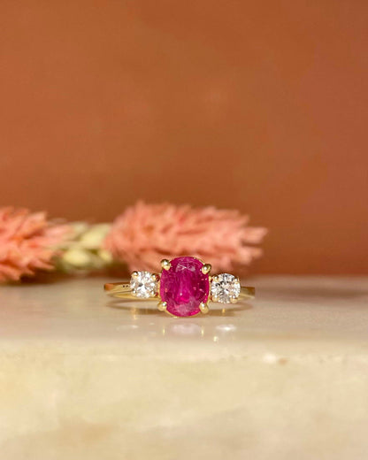 Anillo trilogía &quot;Alana&quot; de rubí y diamantes de 0,55 quilates
