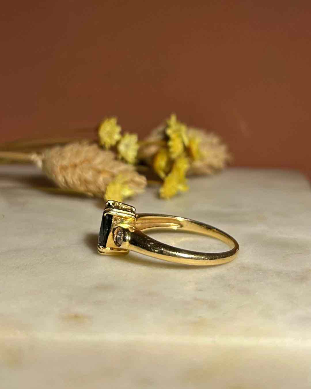 Anillo de trilogía de zafiros y diamantes "Talia"