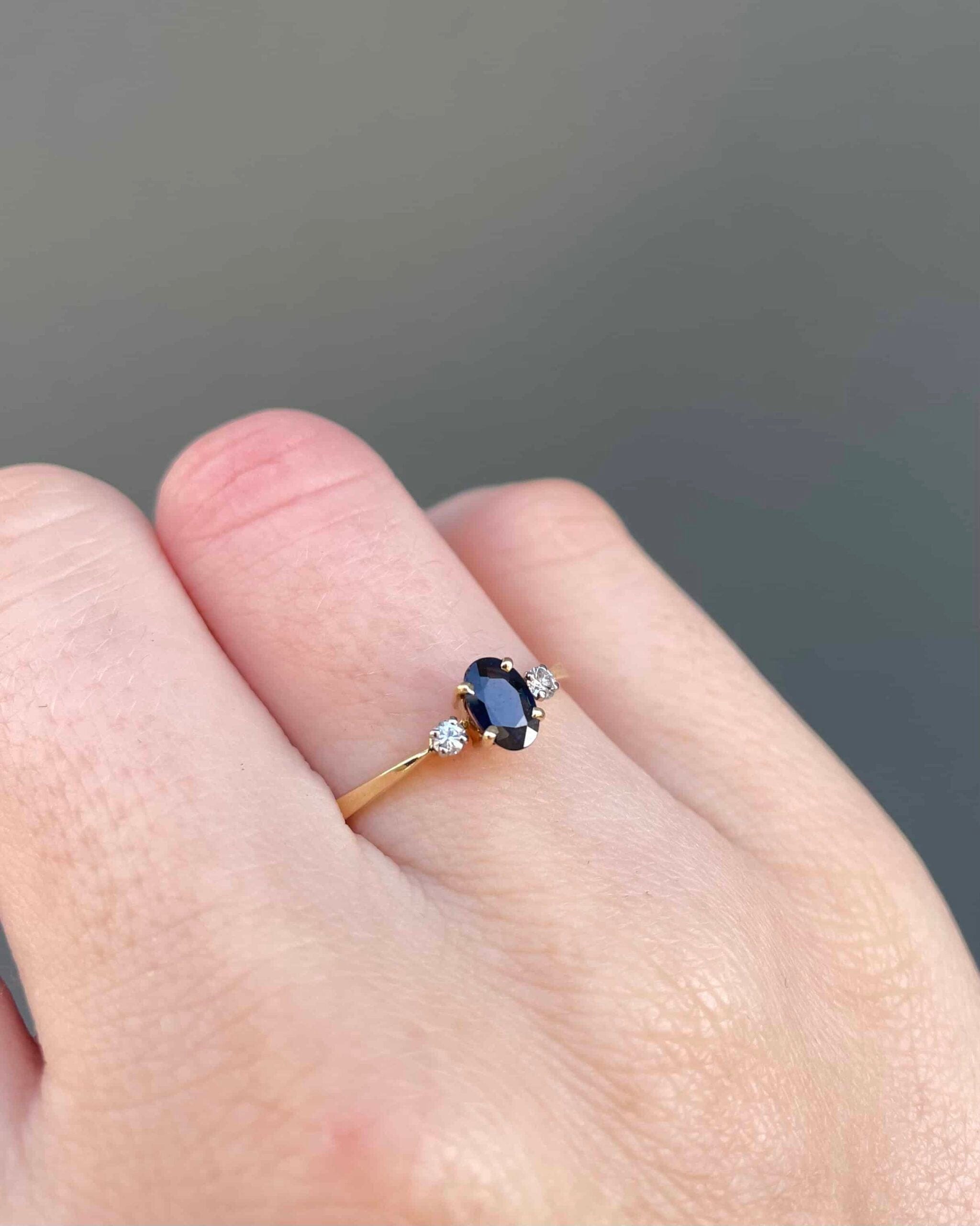 Bague Trilogie Saphir 0.60 carat &amp; Diamants "Lucile" - Elliade Paris