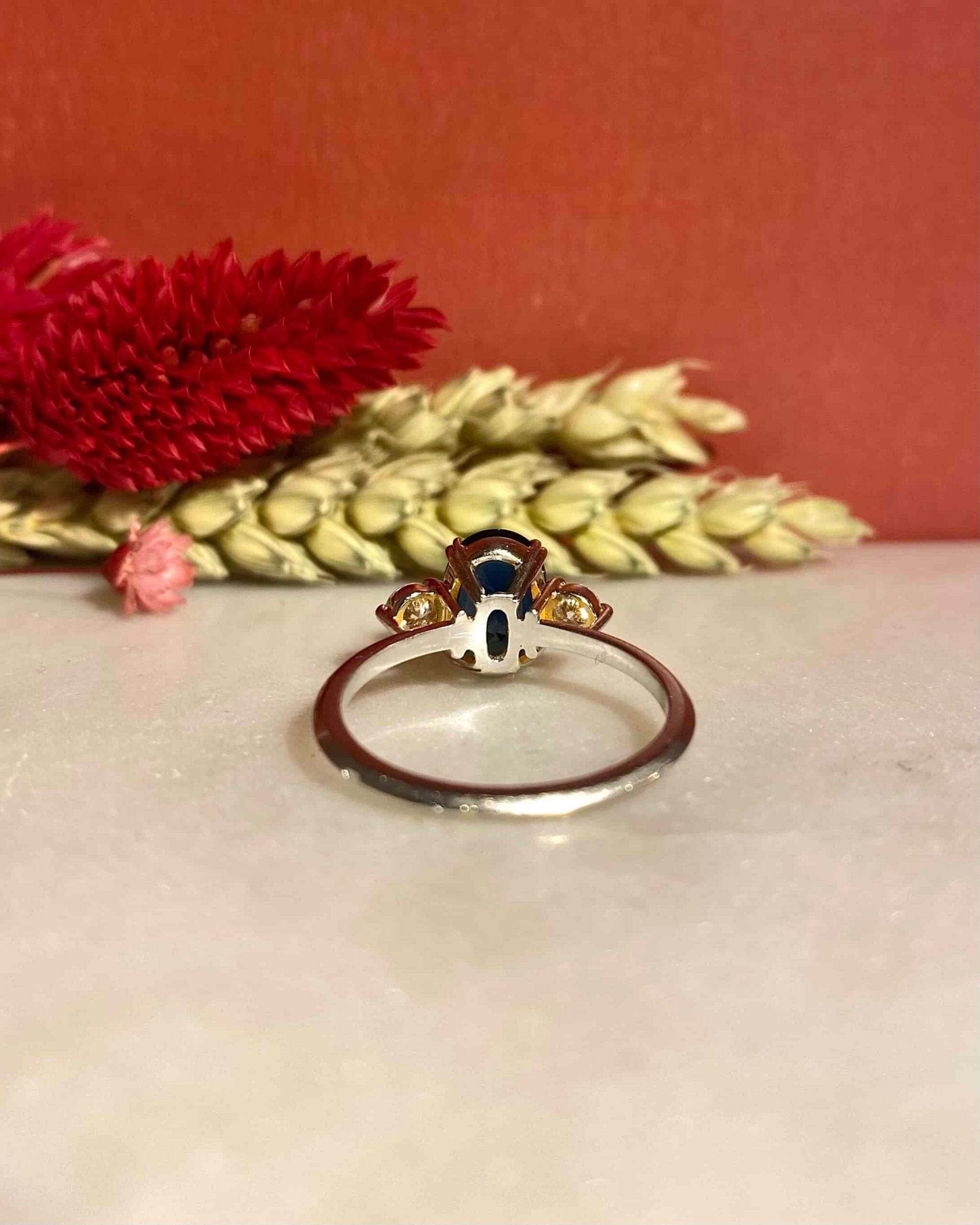 Bague Trilogie Saphir 2.35 carats &amp; Diamants "Auriane" - Elliade Paris