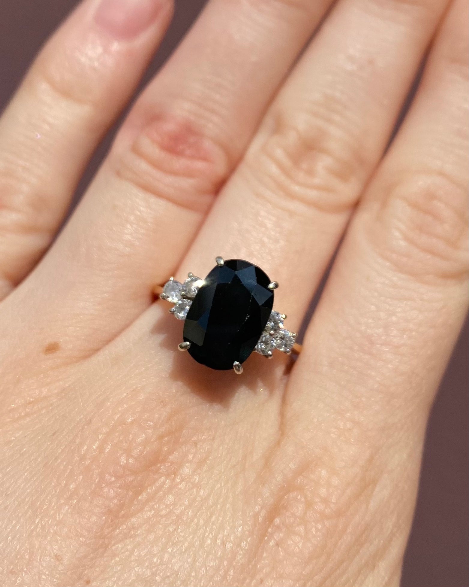 Anillo Trilogía Zafiro 5.10 quilates y Diamantes "Calypso"