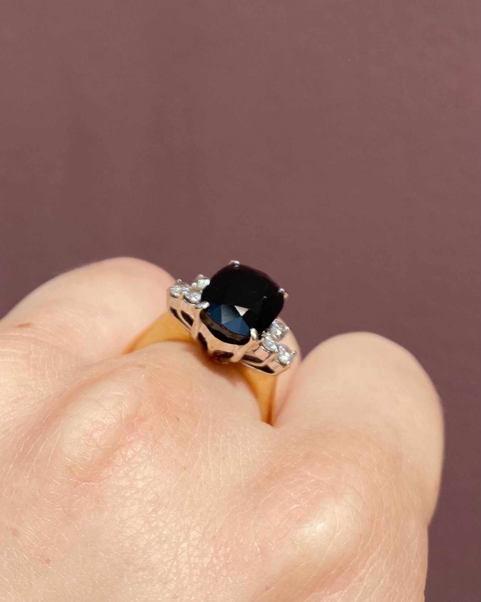 Anillo Trilogía Zafiro 5.10 quilates y Diamantes "Calypso"