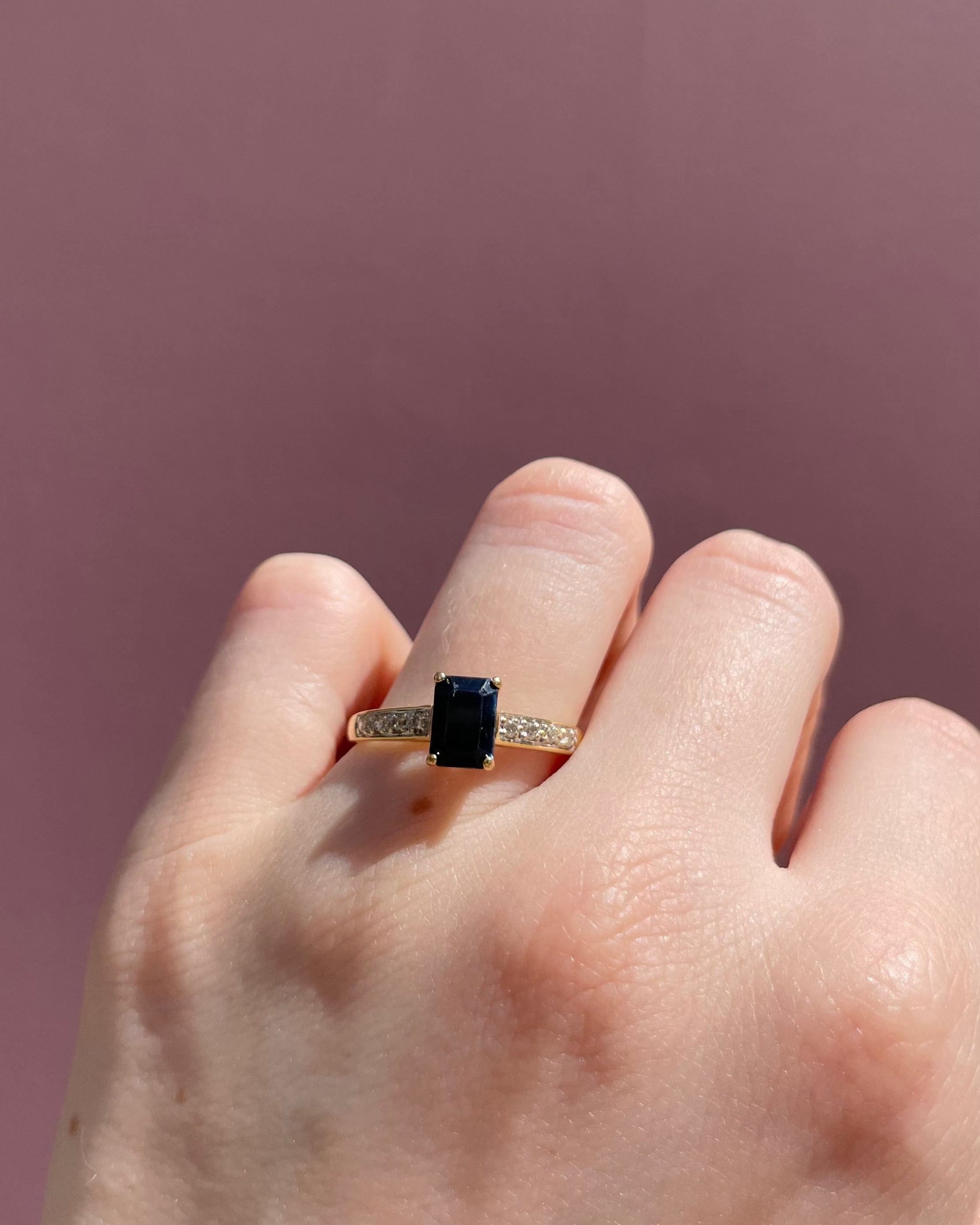 Anillo solitario zafiro 1.30 quilates y 8 diamantes "Loli"