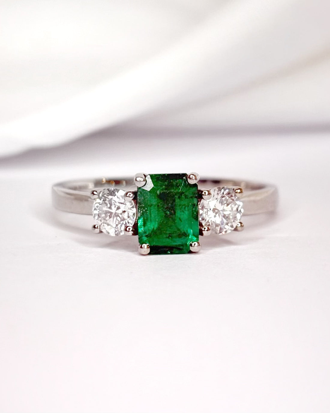 Bague Trilogie Émeraude 1.10 carat &amp; Diamants 0.60 carat "Billy"