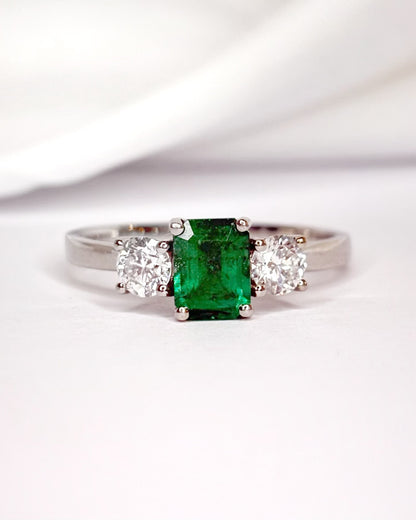 Anillo Trilogía Esmeralda 1.10 quilates y Diamantes 0.60 quilates "Billy"