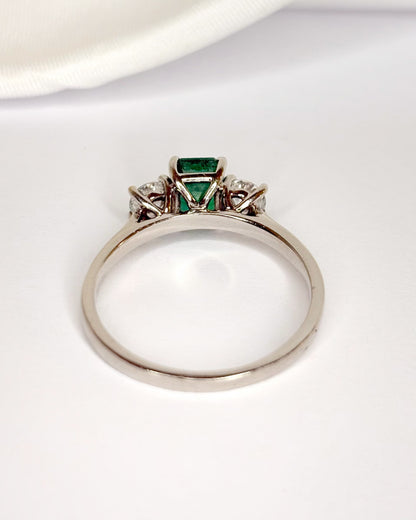Anillo Trilogía Esmeralda 1.10 quilates y Diamantes 0.60 quilates "Billy"