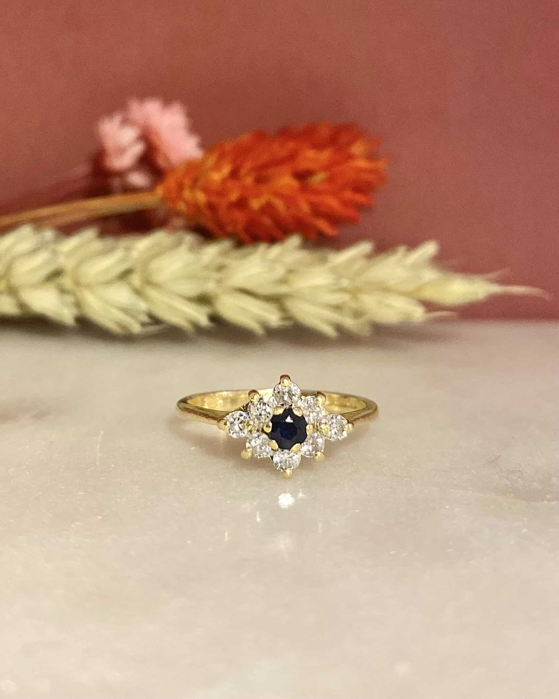 Anillo &quot;Rosea&quot; con zafiro y margarita de 8 diamantes