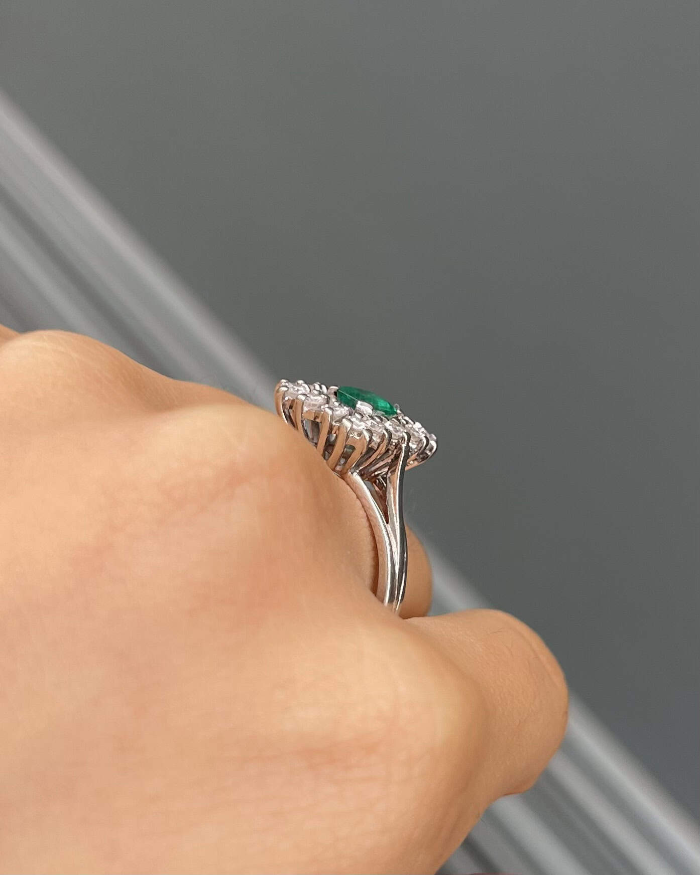 Bague Marguerite Émeraude &amp; Diamants 0.70 carat &quot;Lucile&quot;