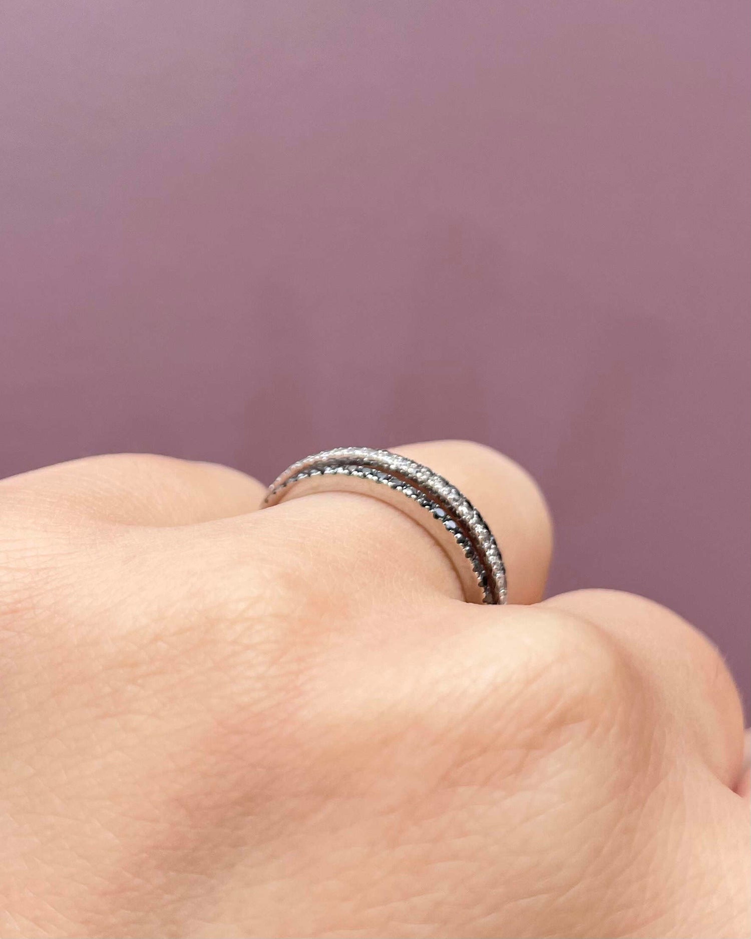 Bague rivière de diamants blancs et noirs “Stéphanie”