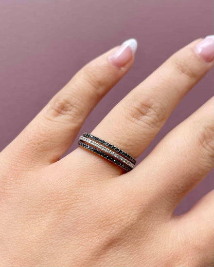 Bague rivière de diamants blancs et noirs “Stéphanie”