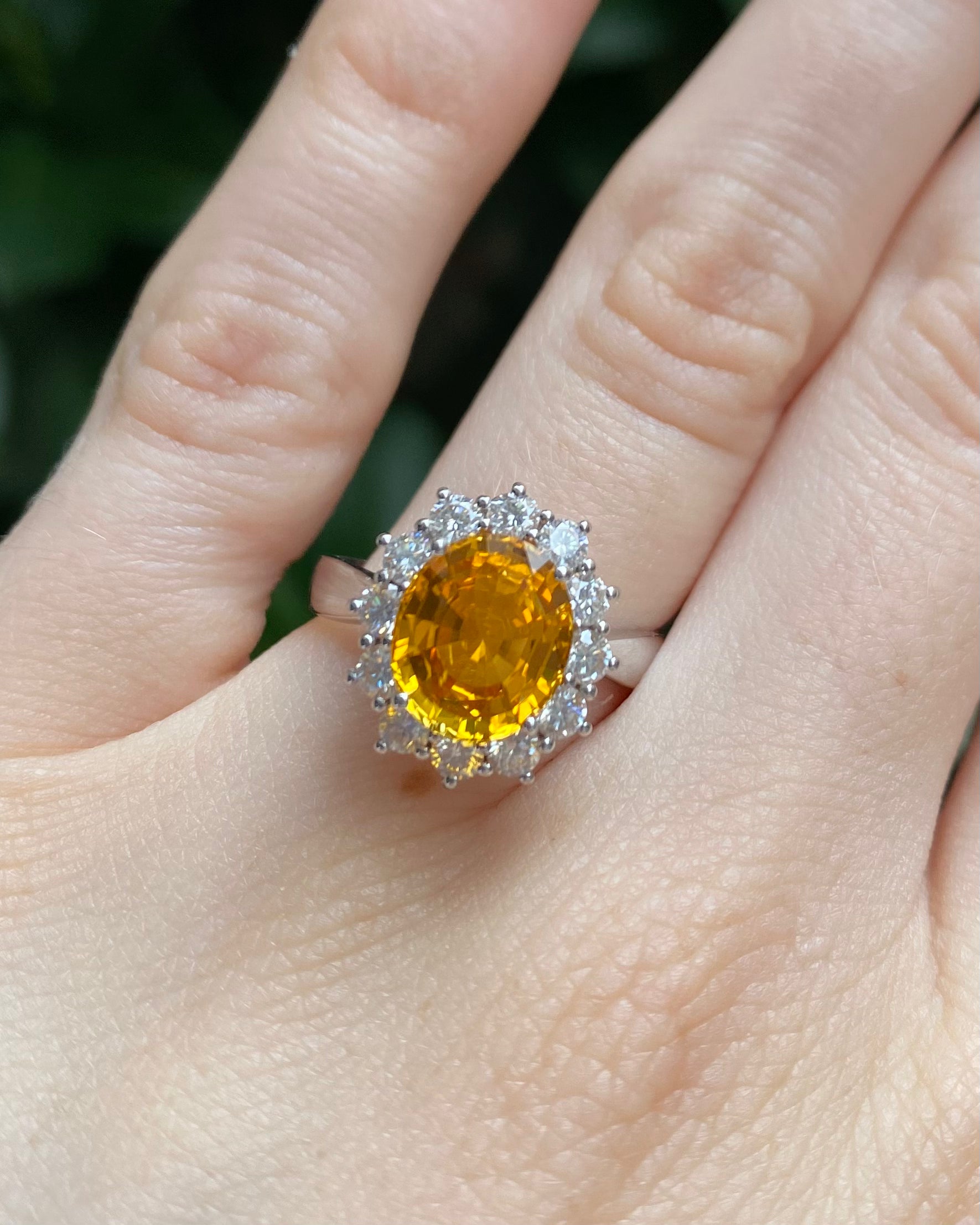 Anillo Margarita Zafiro Amarillo 2.90 quilates y Diamantes "Sirena"